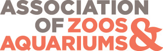 动物园与水族馆协会的标志。“ASSOCIATION OF”用灰色标注,而“ZOOS & AQUARIUMS”用橙色带一个动物脸形状的&符号。